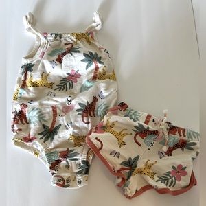 Two piece and fit zoo outfit. Size 6-9m